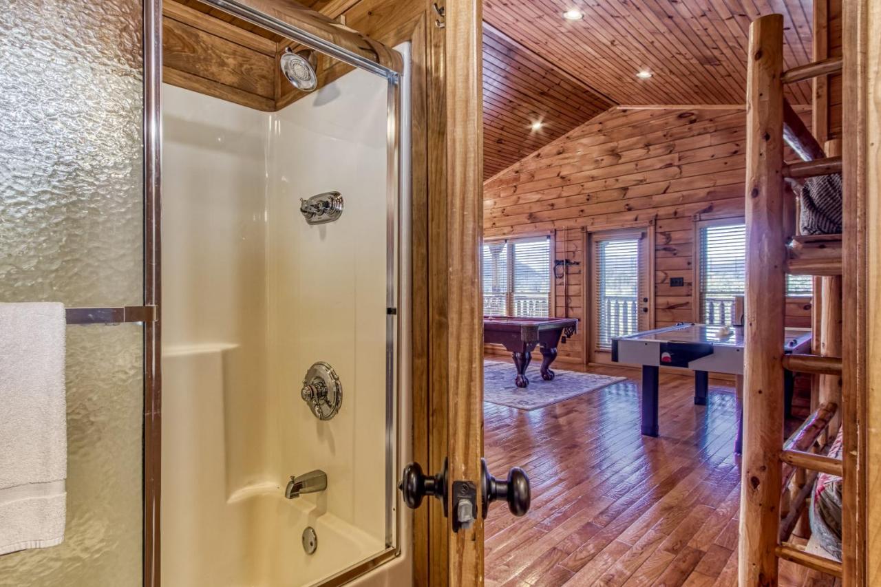 Lazy Bear Lodge, Hot Tub, Resort Pool, Wifi, 1089 Free Tickets Each Paid Day, Dollywood And More Gatlinburg Exterior photo